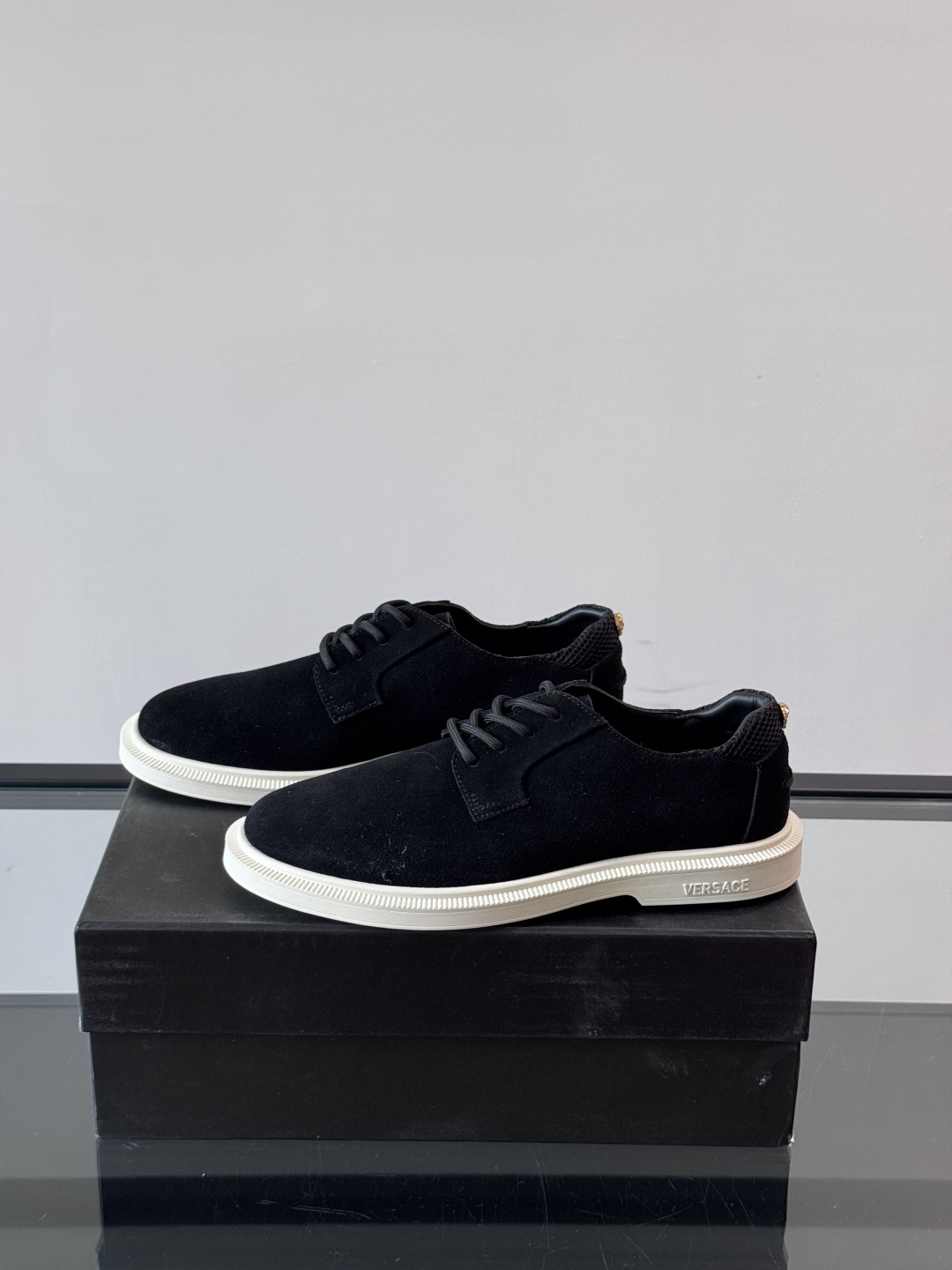 VERSACE范思哲2025新款时尚休闲运动男鞋👞！进口麂皮革的材质不仅触感柔软，还散发着低调的魅力。内