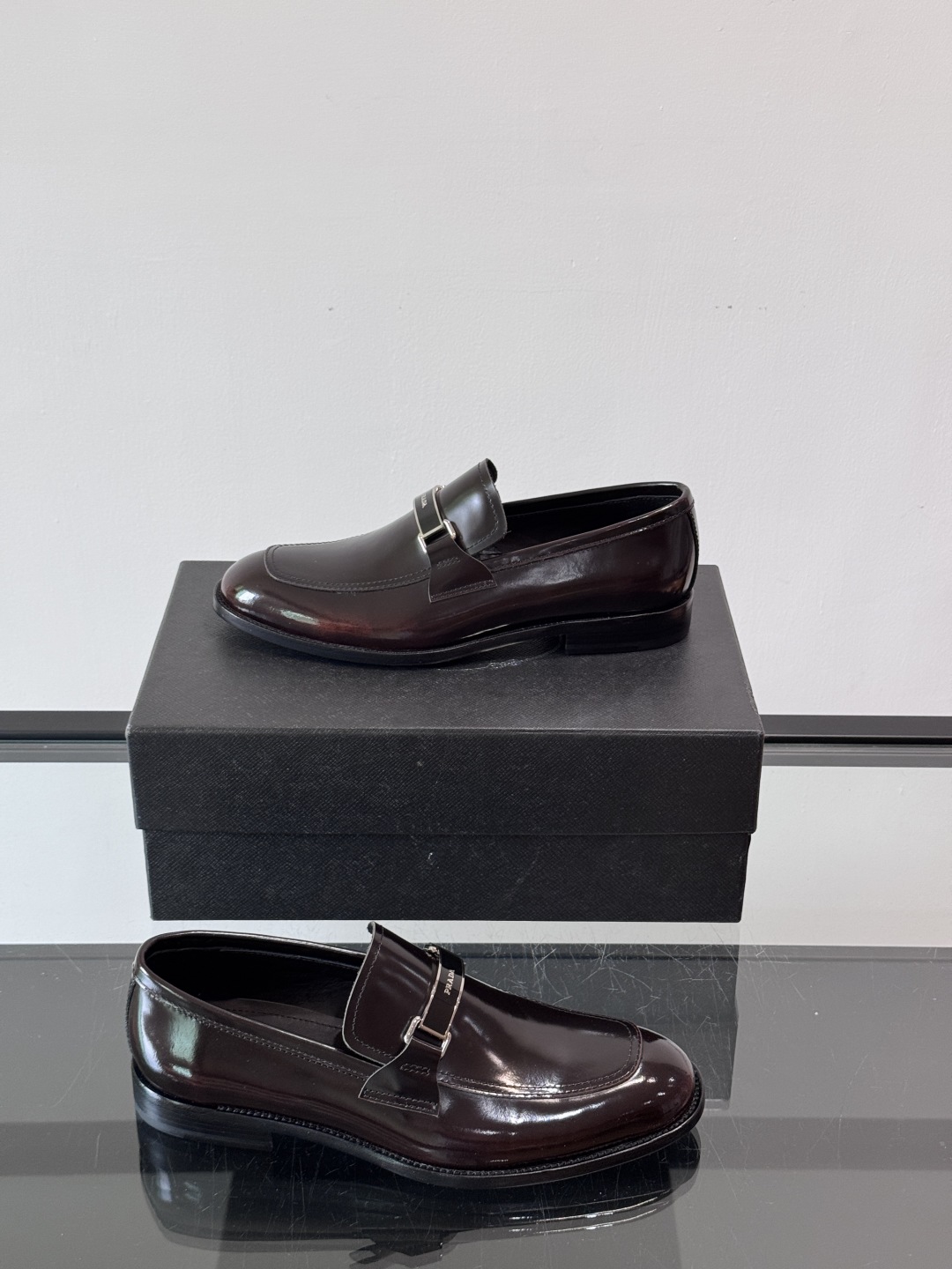 Prada/普拉达新款亮面皮革皮鞋👞采用意大利进口开边珠鞋面，大块拼接设计，耐穿不变形，重工打造，精致马
