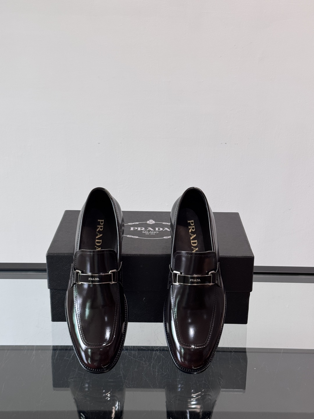 Prada/普拉达新款亮面皮革皮鞋👞采用意大利进口开边珠鞋面，大块拼接设计，耐穿不变形，重工打造，精致马