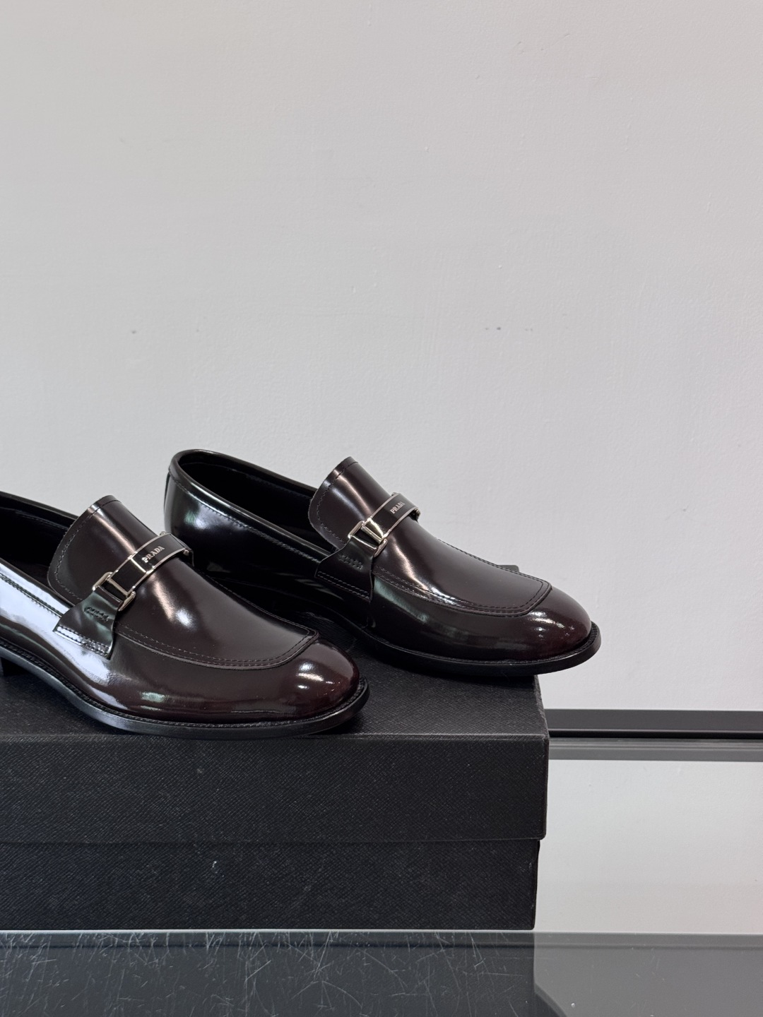 Prada/普拉达新款亮面皮革皮鞋👞采用意大利进口开边珠鞋面，大块拼接设计，耐穿不变形，重工打造，精致马