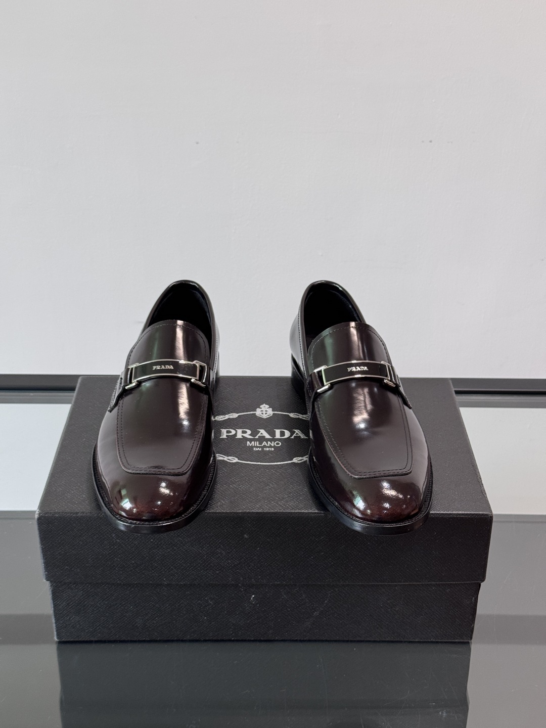 Prada/普拉达新款亮面皮革皮鞋👞采用意大利进口开边珠鞋面，大块拼接设计，耐穿不变形，重工打造，精致马