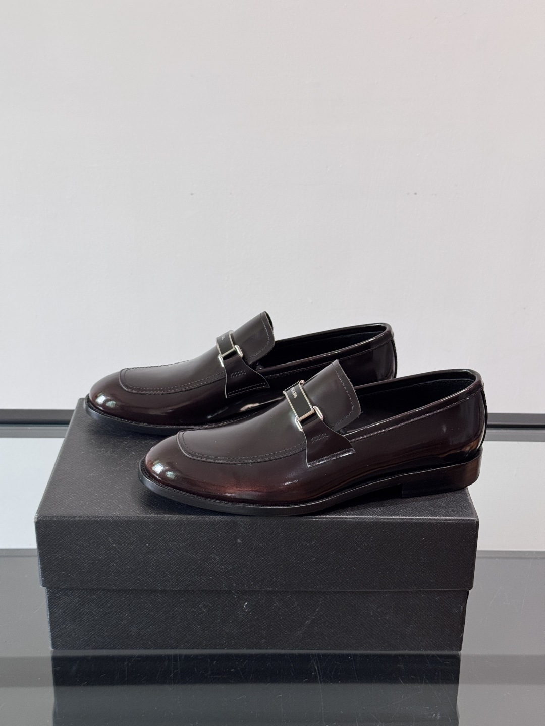 Prada/普拉达新款亮面皮革皮鞋👞采用意大利进口开边珠鞋面，大块拼接设计，耐穿不变形，重工打造，精致马