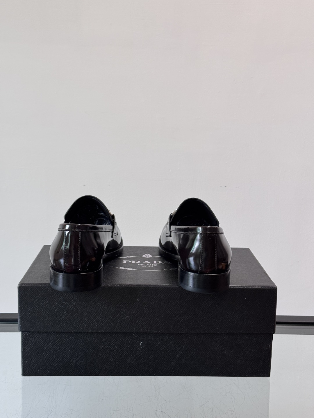 Prada/普拉达新款亮面皮革皮鞋👞采用意大利进口开边珠鞋面，大块拼接设计，耐穿不变形，重工打造，精致马