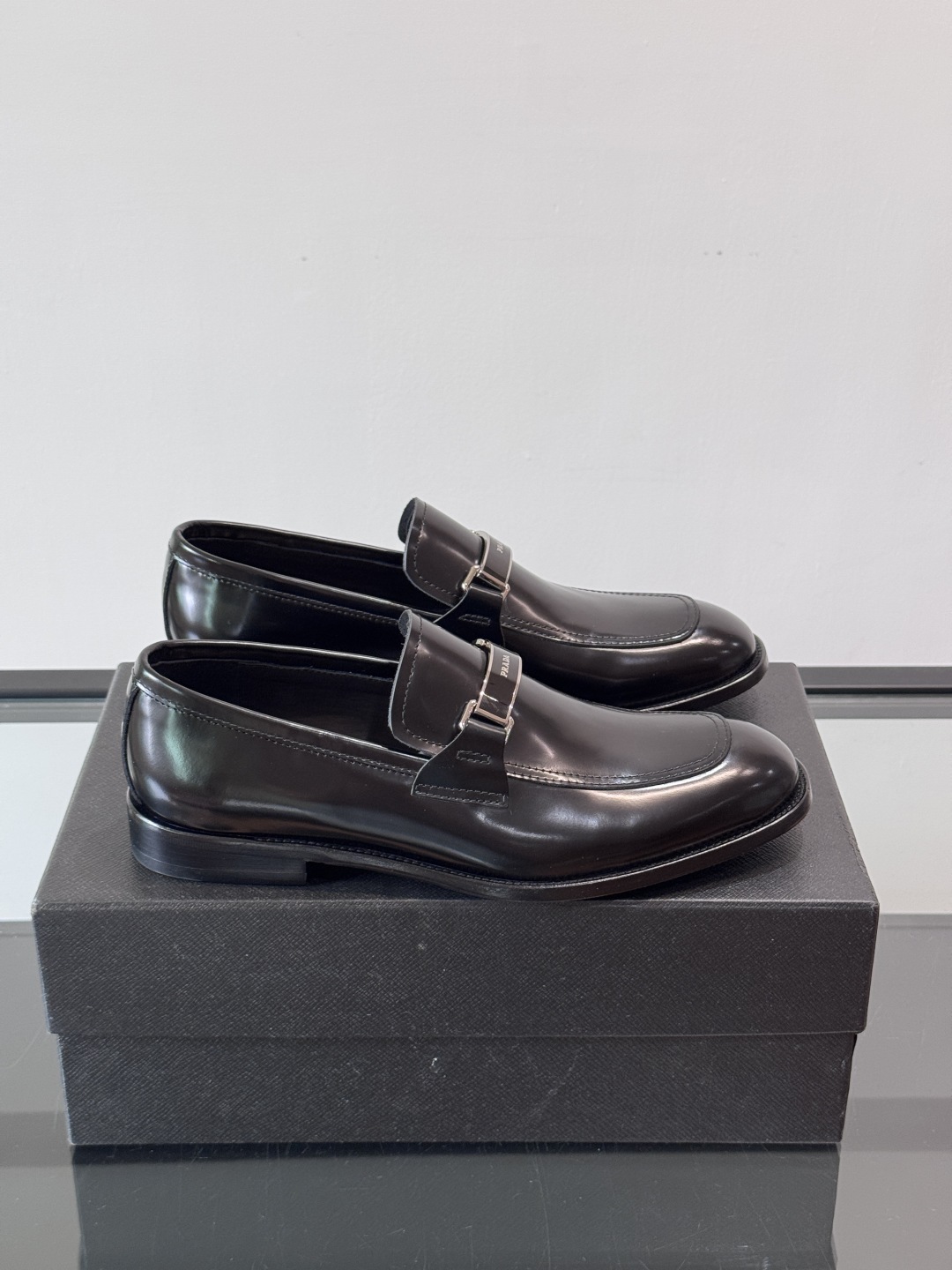 Prada/普拉达新款亮面皮革皮鞋👞采用意大利进口开边珠鞋面，大块拼接设计，耐穿不变形，重工打造，精致马