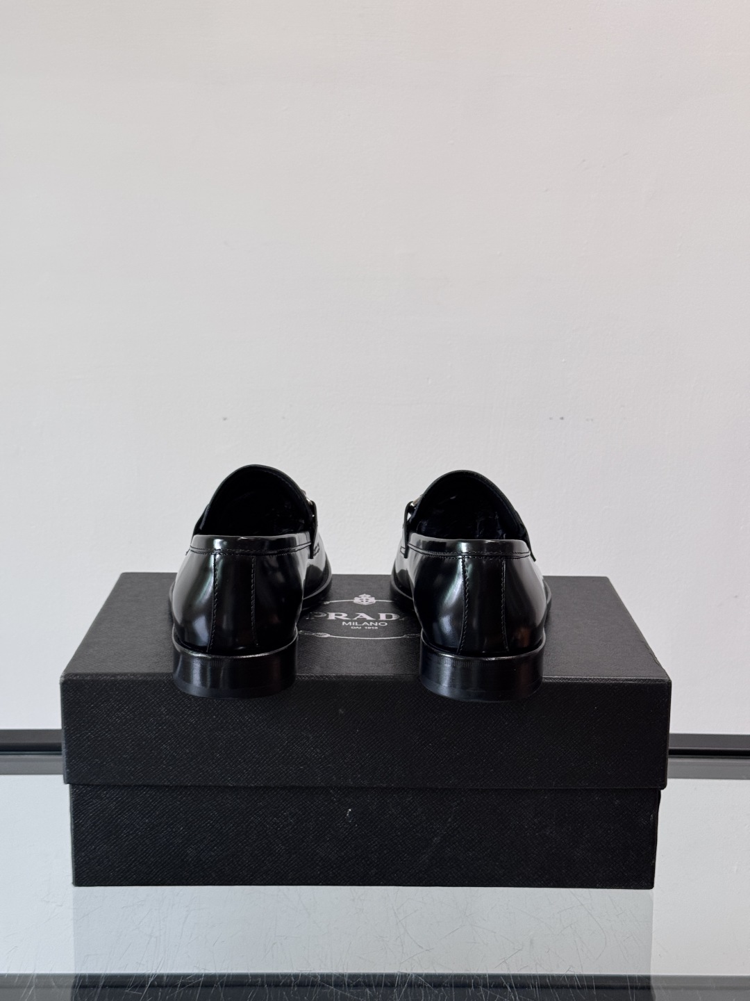 Prada/普拉达新款亮面皮革皮鞋👞采用意大利进口开边珠鞋面，大块拼接设计，耐穿不变形，重工打造，精致马