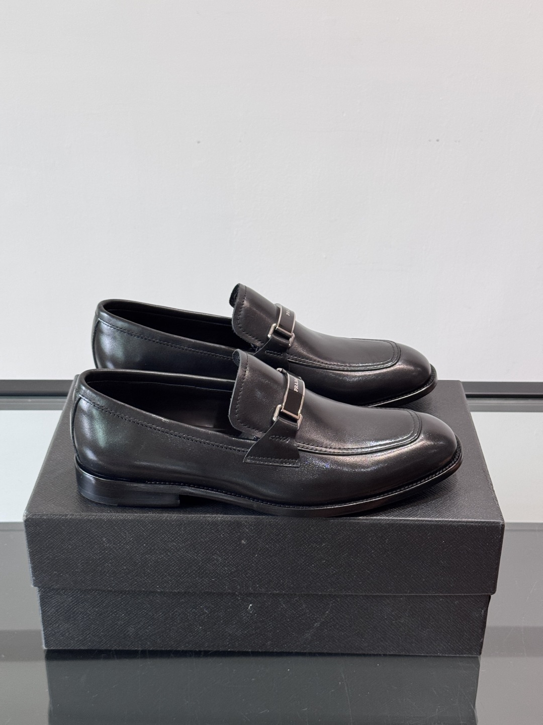 Prada/普拉达新款亮面皮革皮鞋👞采用意大利进口开边珠鞋面，大块拼接设计，耐穿不变形，重工打造，精致马