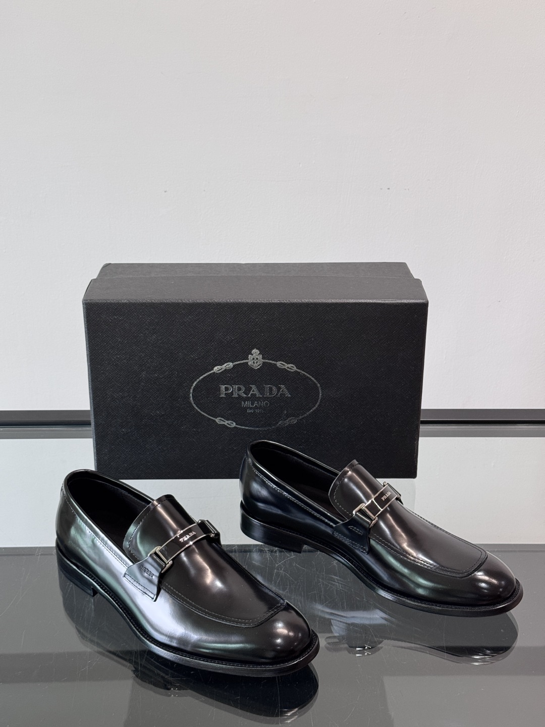 Prada/普拉达新款亮面皮革皮鞋👞采用意大利进口开边珠鞋面，大块拼接设计，耐穿不变形，重工打造，精致马