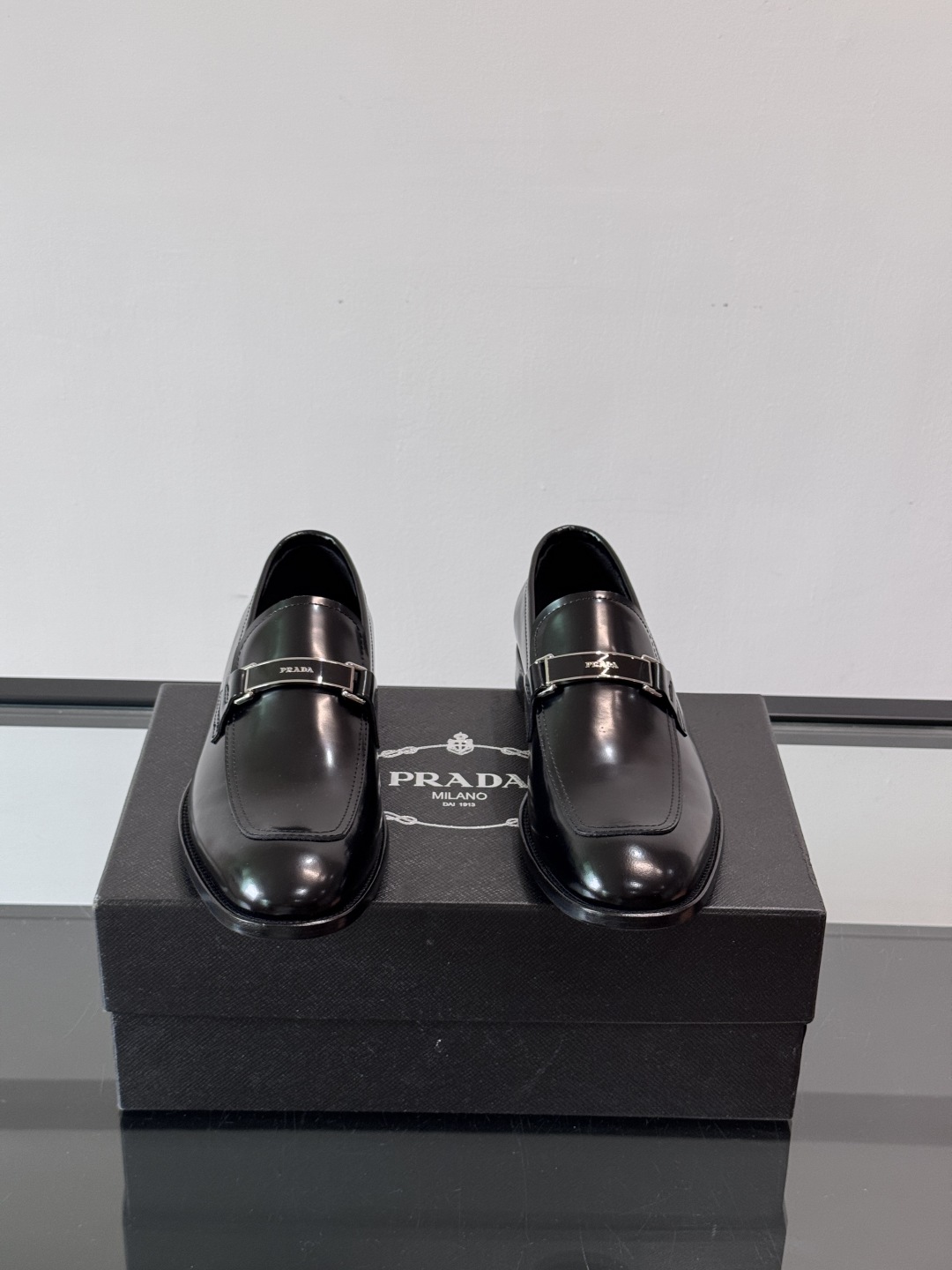 Prada/普拉达新款亮面皮革皮鞋👞采用意大利进口开边珠鞋面，大块拼接设计，耐穿不变形，重工打造，精致马