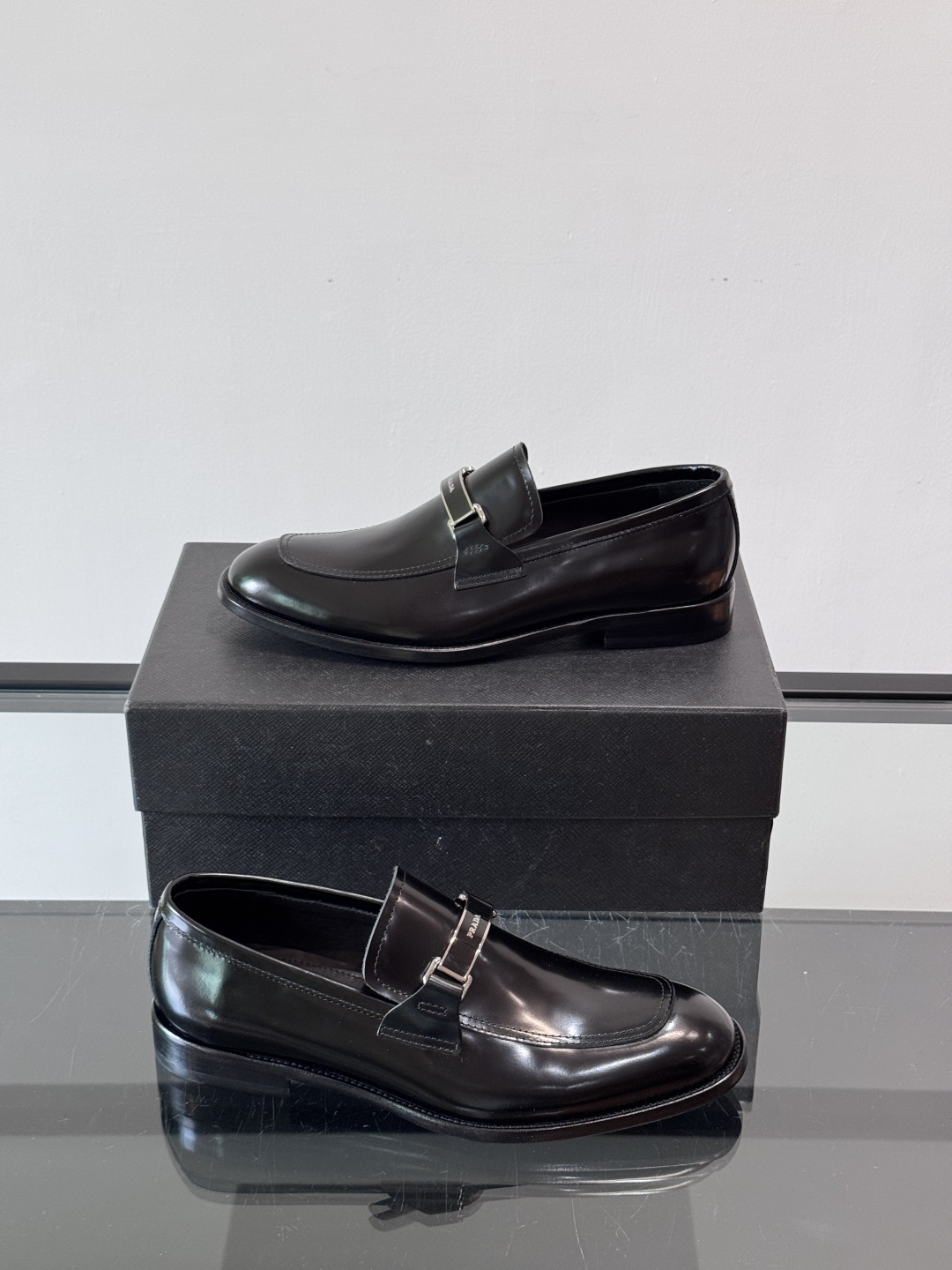 Prada/普拉达新款亮面皮革皮鞋👞采用意大利进口开边珠鞋面，大块拼接设计，耐穿不变形，重工打造，精致马