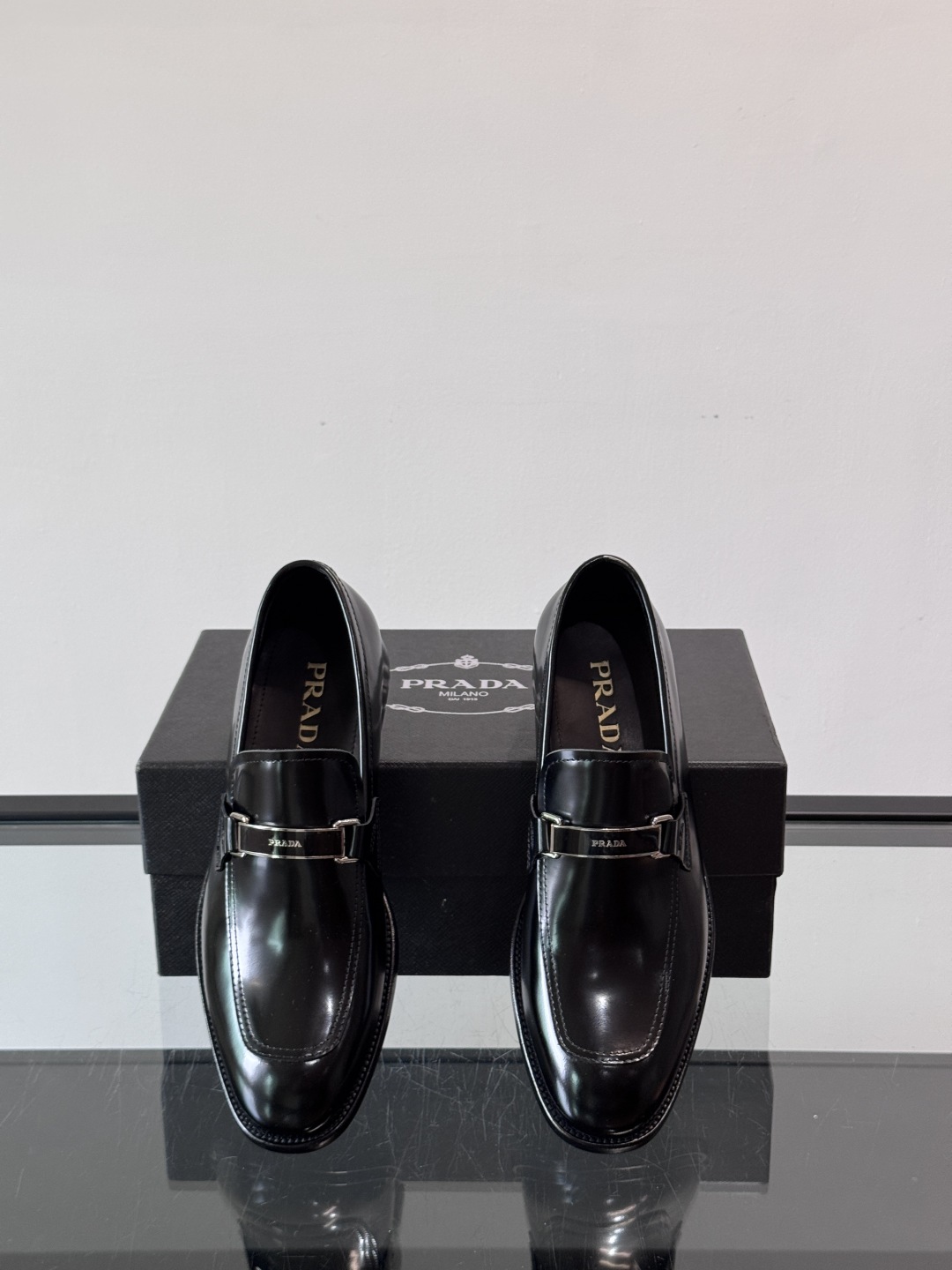 Prada/普拉达新款亮面皮革皮鞋👞采用意大利进口开边珠鞋面，大块拼接设计，耐穿不变形，重工打造，精致马