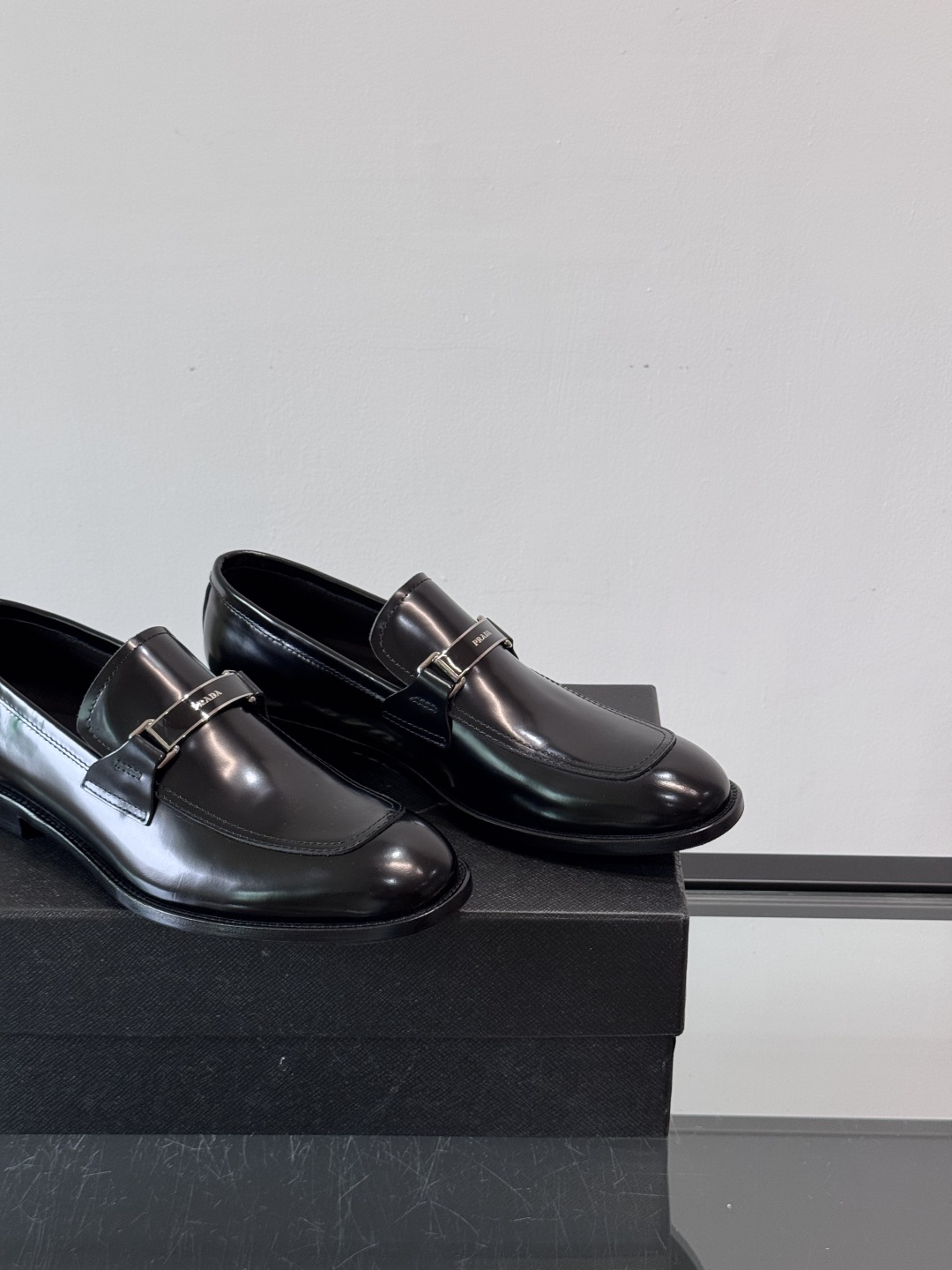 Prada/普拉达新款亮面皮革皮鞋👞采用意大利进口开边珠鞋面，大块拼接设计，耐穿不变形，重工打造，精致马