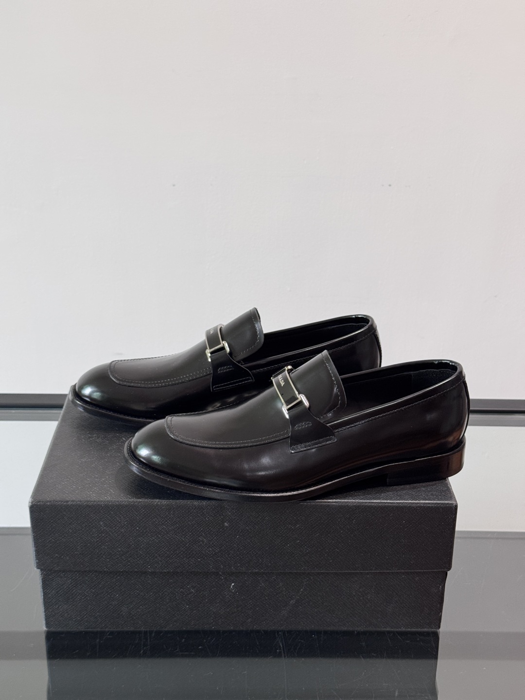 Prada/普拉达新款亮面皮革皮鞋👞采用意大利进口开边珠鞋面，大块拼接设计，耐穿不变形，重工打造，精致马
