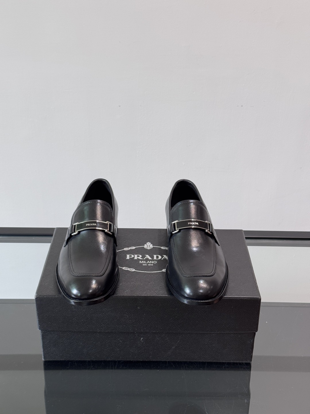 Prada/普拉达新款亮面皮革皮鞋👞采用意大利进口开边珠鞋面，大块拼接设计，耐穿不变形，重工打造，精致马