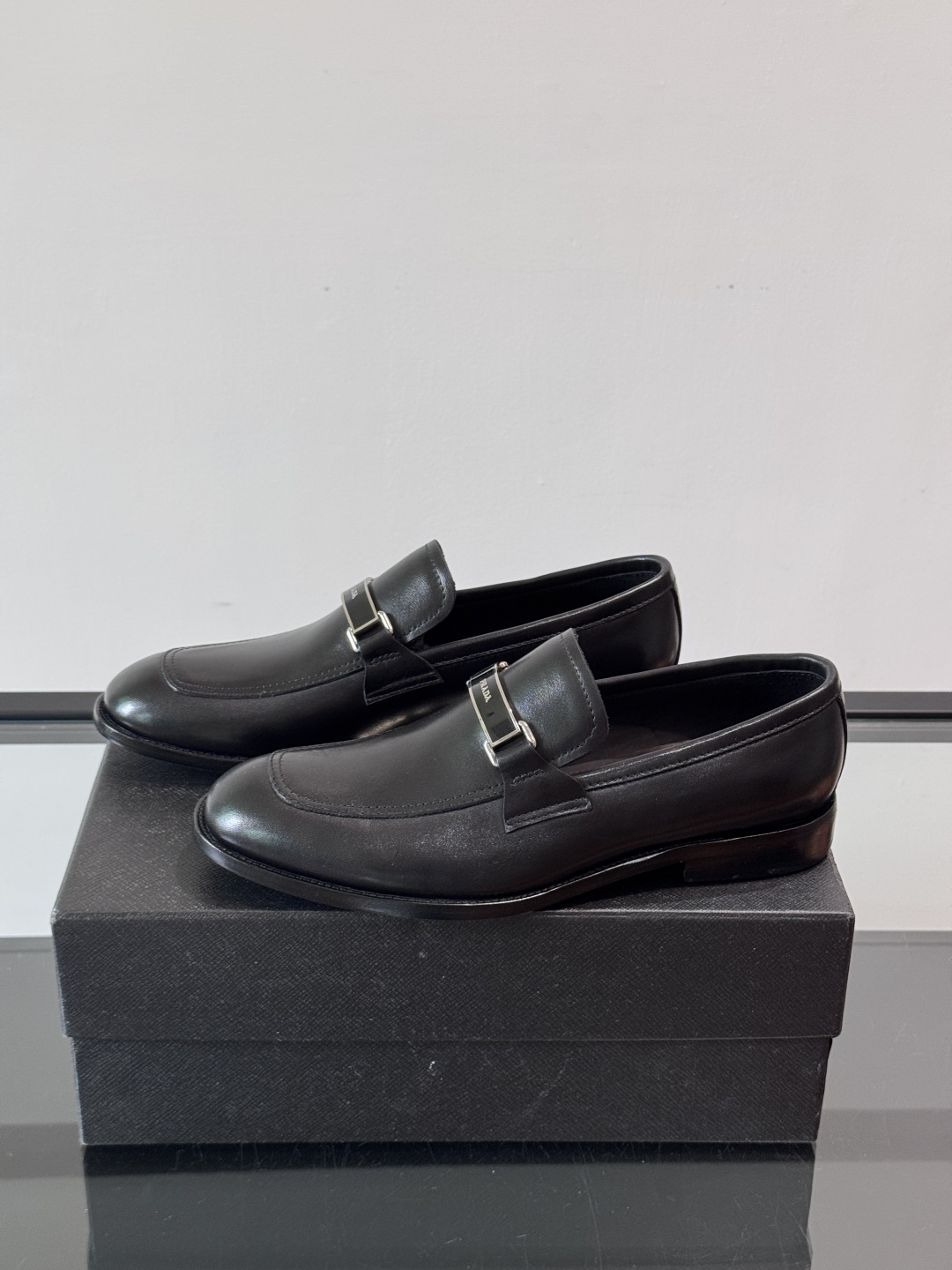 Prada/普拉达新款亮面皮革皮鞋👞采用意大利进口开边珠鞋面，大块拼接设计，耐穿不变形，重工打造，精致马