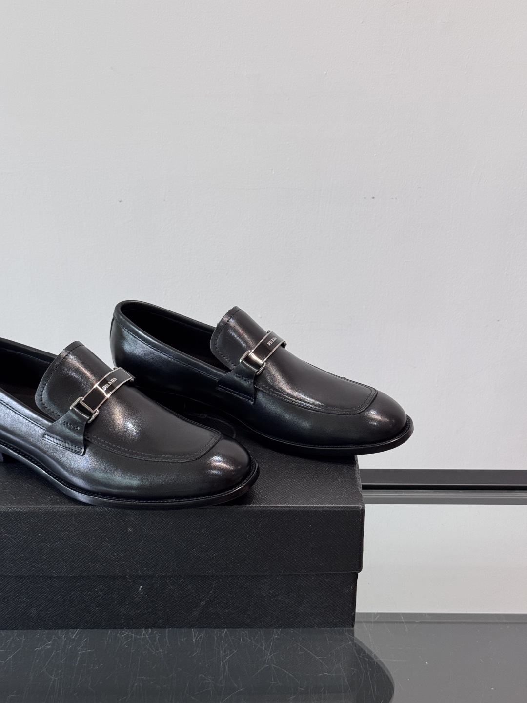 Prada/普拉达新款亮面皮革皮鞋👞采用意大利进口开边珠鞋面，大块拼接设计，耐穿不变形，重工打造，精致马