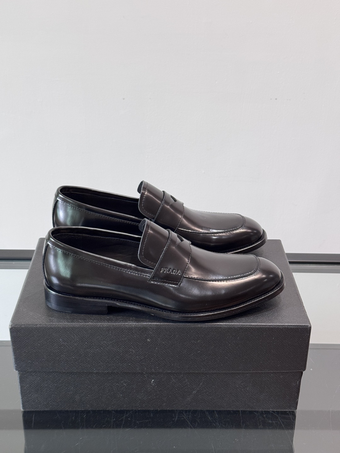 Prada/普拉达新款亮面皮革皮鞋👞采用意大利进口开边珠鞋面，大块拼接设计，耐穿不变形，重工打造，精致马