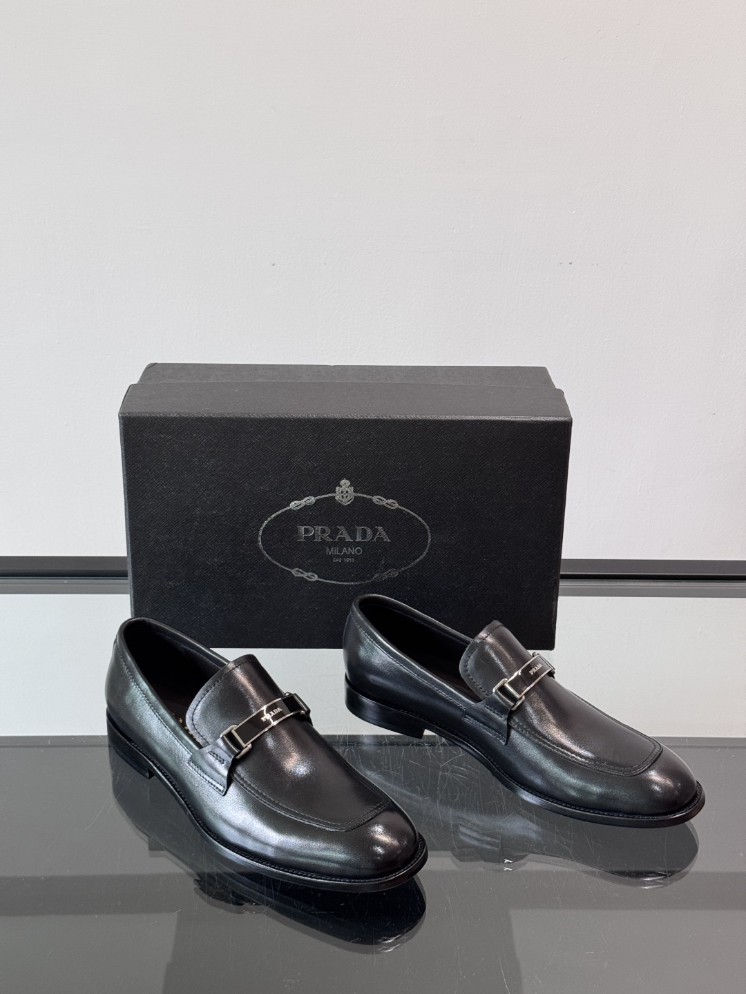 Prada/普拉达新款亮面皮革皮鞋👞采用意大利进口开边珠鞋面，大块拼接设计，耐穿不变形，重工打造，精致马