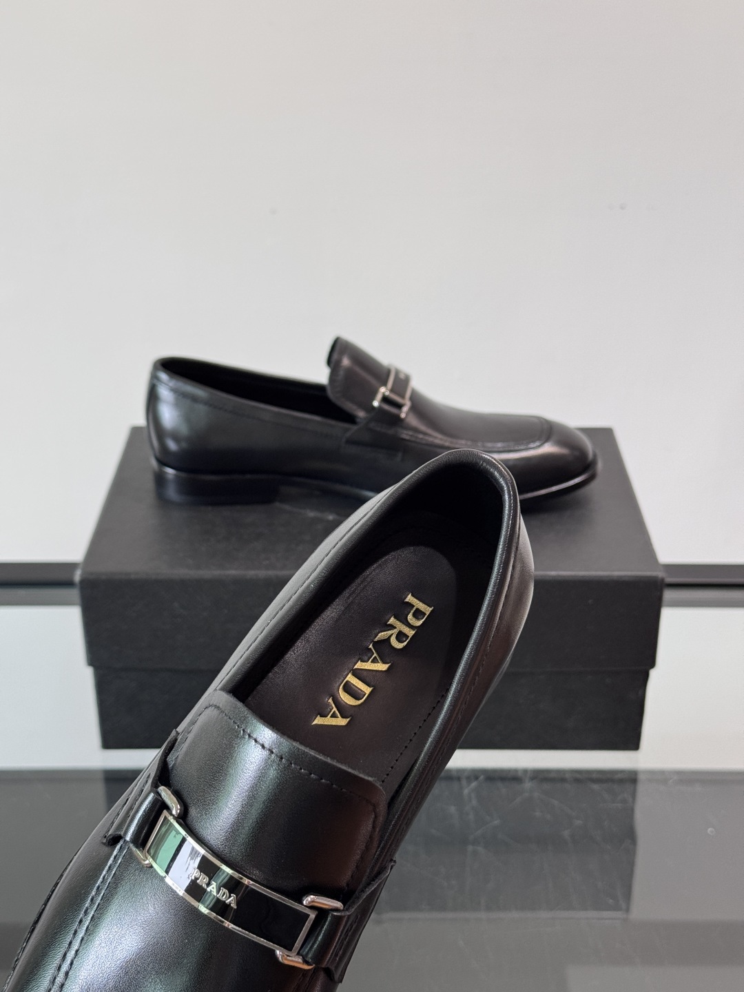 Prada/普拉达新款亮面皮革皮鞋👞采用意大利进口开边珠鞋面，大块拼接设计，耐穿不变形，重工打造，精致马