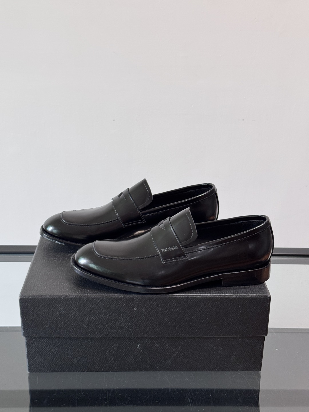 Prada/普拉达新款亮面皮革皮鞋👞采用意大利进口开边珠鞋面，大块拼接设计，耐穿不变形，重工打造，精致马