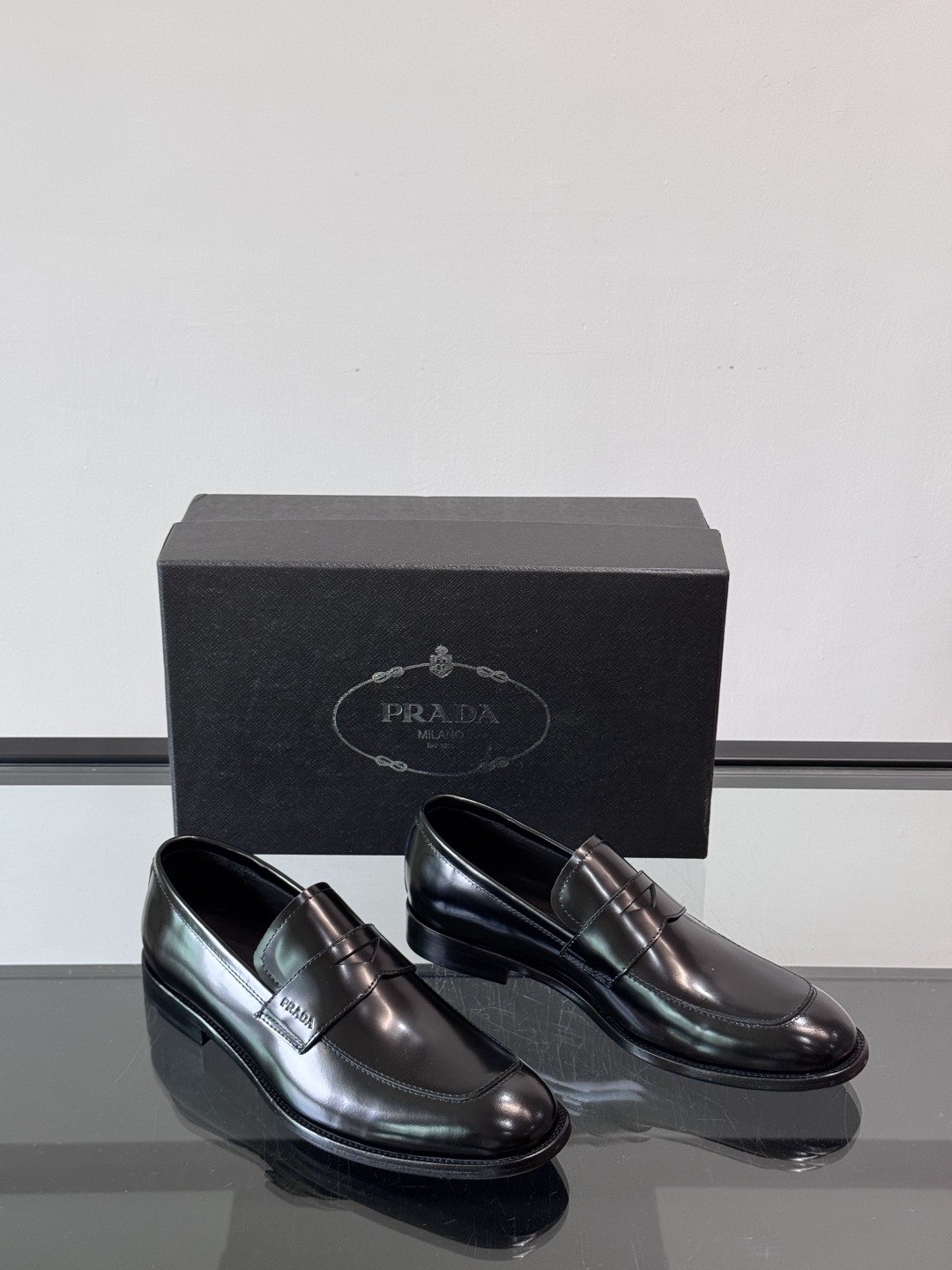 Prada/普拉达新款亮面皮革皮鞋👞采用意大利进口开边珠鞋面，大块拼接设计，耐穿不变形，重工打造，精致马