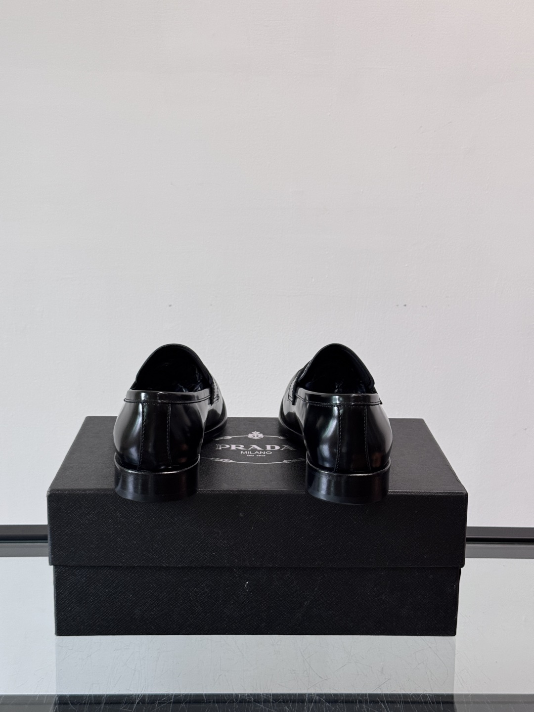 Prada/普拉达新款亮面皮革皮鞋👞采用意大利进口开边珠鞋面，大块拼接设计，耐穿不变形，重工打造，精致马