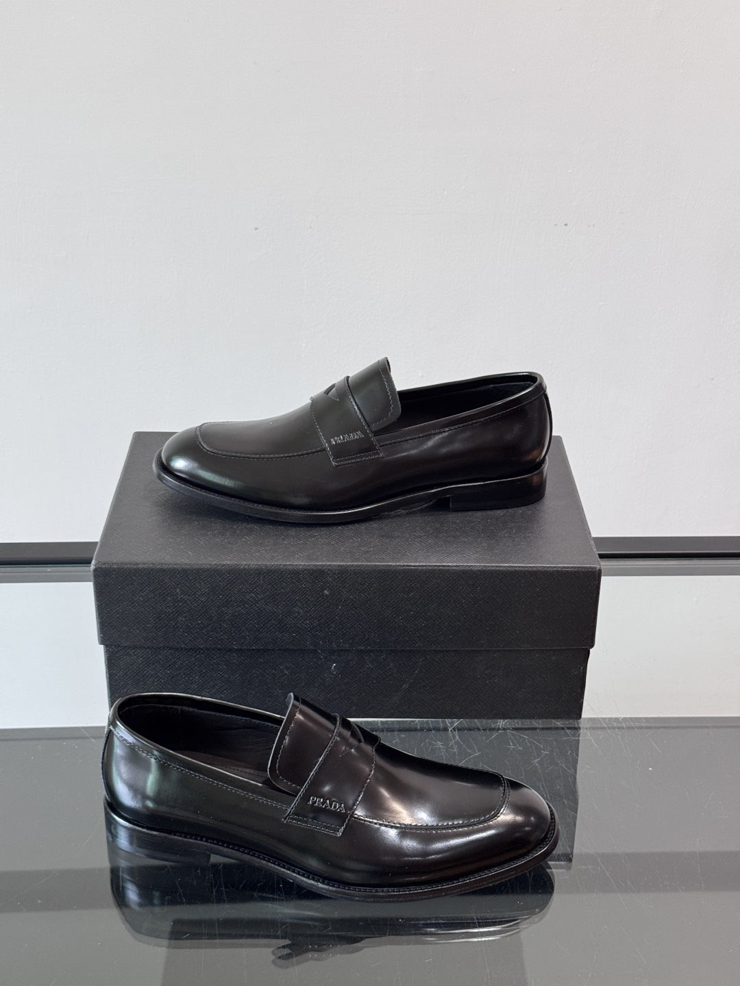 Prada/普拉达新款亮面皮革皮鞋👞采用意大利进口开边珠鞋面，大块拼接设计，耐穿不变形，重工打造，精致马