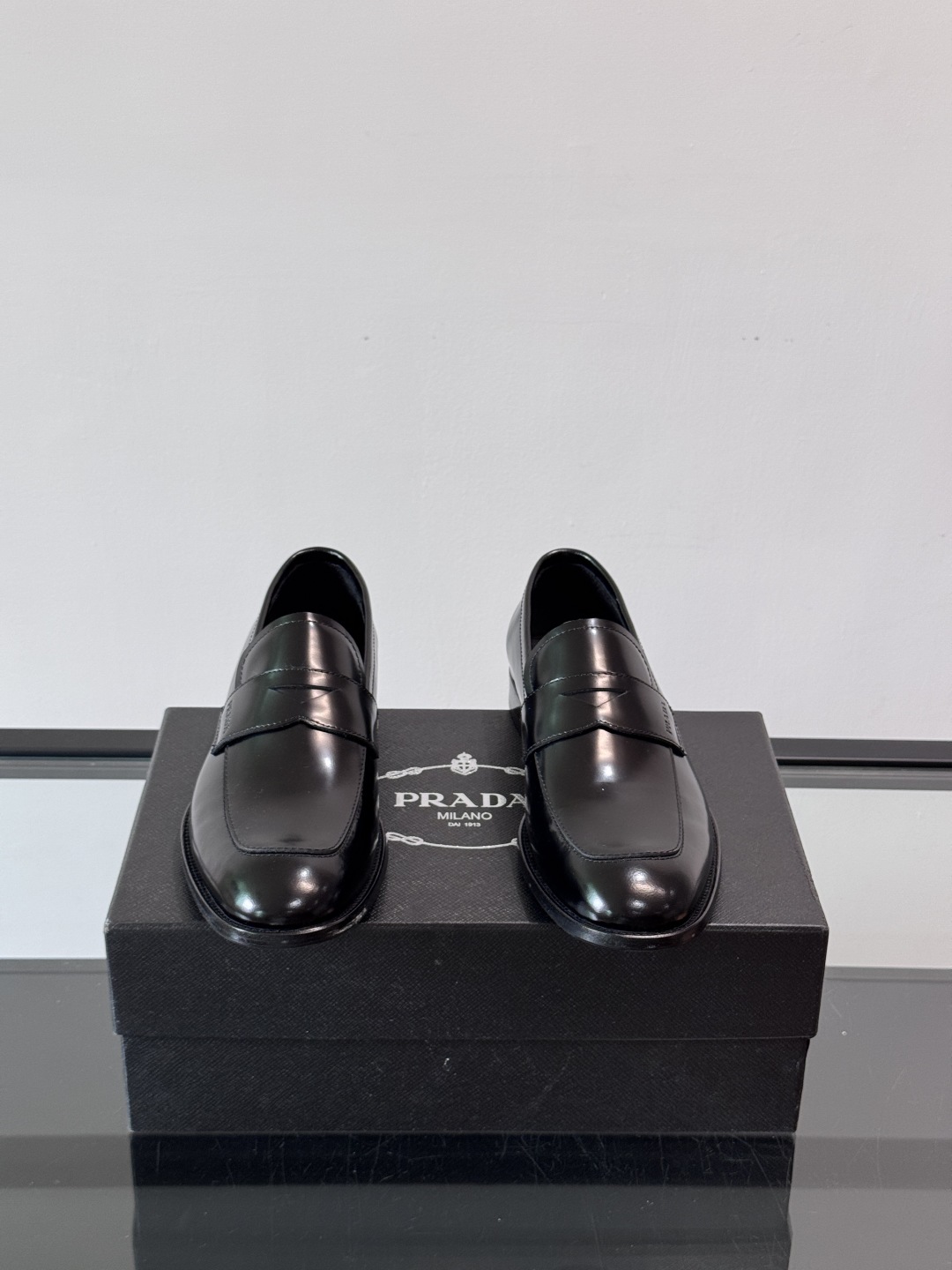 Prada/普拉达新款亮面皮革皮鞋👞采用意大利进口开边珠鞋面，大块拼接设计，耐穿不变形，重工打造，精致马