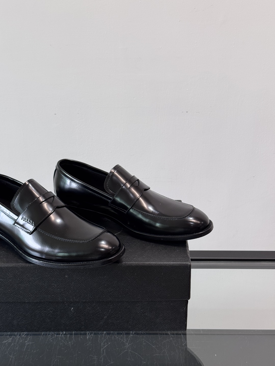 Prada/普拉达新款亮面皮革皮鞋👞采用意大利进口开边珠鞋面，大块拼接设计，耐穿不变形，重工打造，精致马