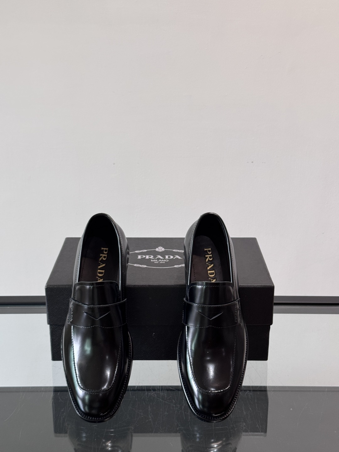 Prada/普拉达新款亮面皮革皮鞋👞采用意大利进口开边珠鞋面，大块拼接设计，耐穿不变形，重工打造，精致马