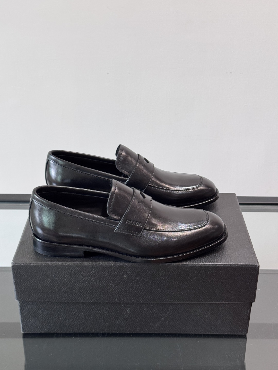 Prada/普拉达新款亮面皮革皮鞋👞采用意大利进口开边珠鞋面，大块拼接设计，耐穿不变形，重工打造，精致马
