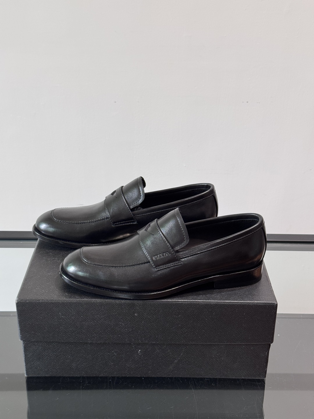 Prada/普拉达新款亮面皮革皮鞋👞采用意大利进口开边珠鞋面，大块拼接设计，耐穿不变形，重工打造，精致马