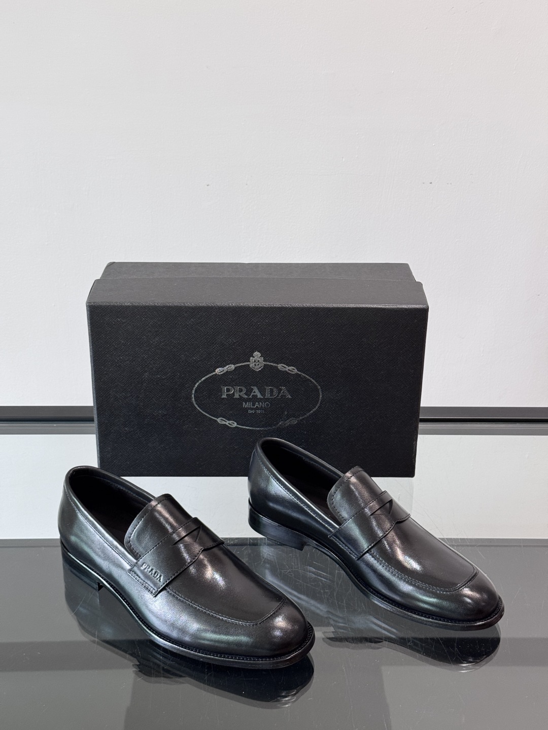 Prada/普拉达新款亮面皮革皮鞋👞采用意大利进口开边珠鞋面，大块拼接设计，耐穿不变形，重工打造，精致马