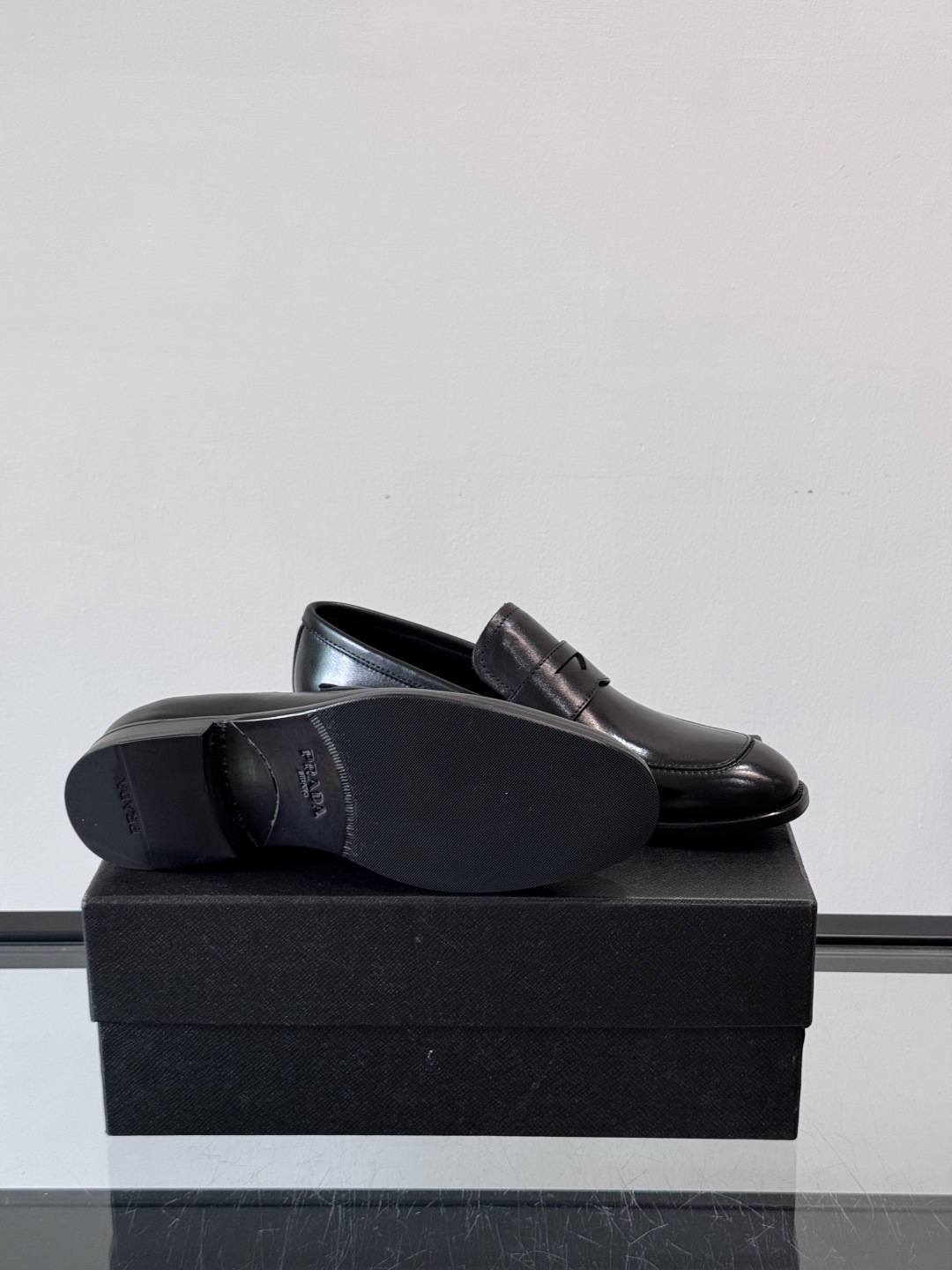 Prada/普拉达新款亮面皮革皮鞋👞采用意大利进口开边珠鞋面，大块拼接设计，耐穿不变形，重工打造，精致马