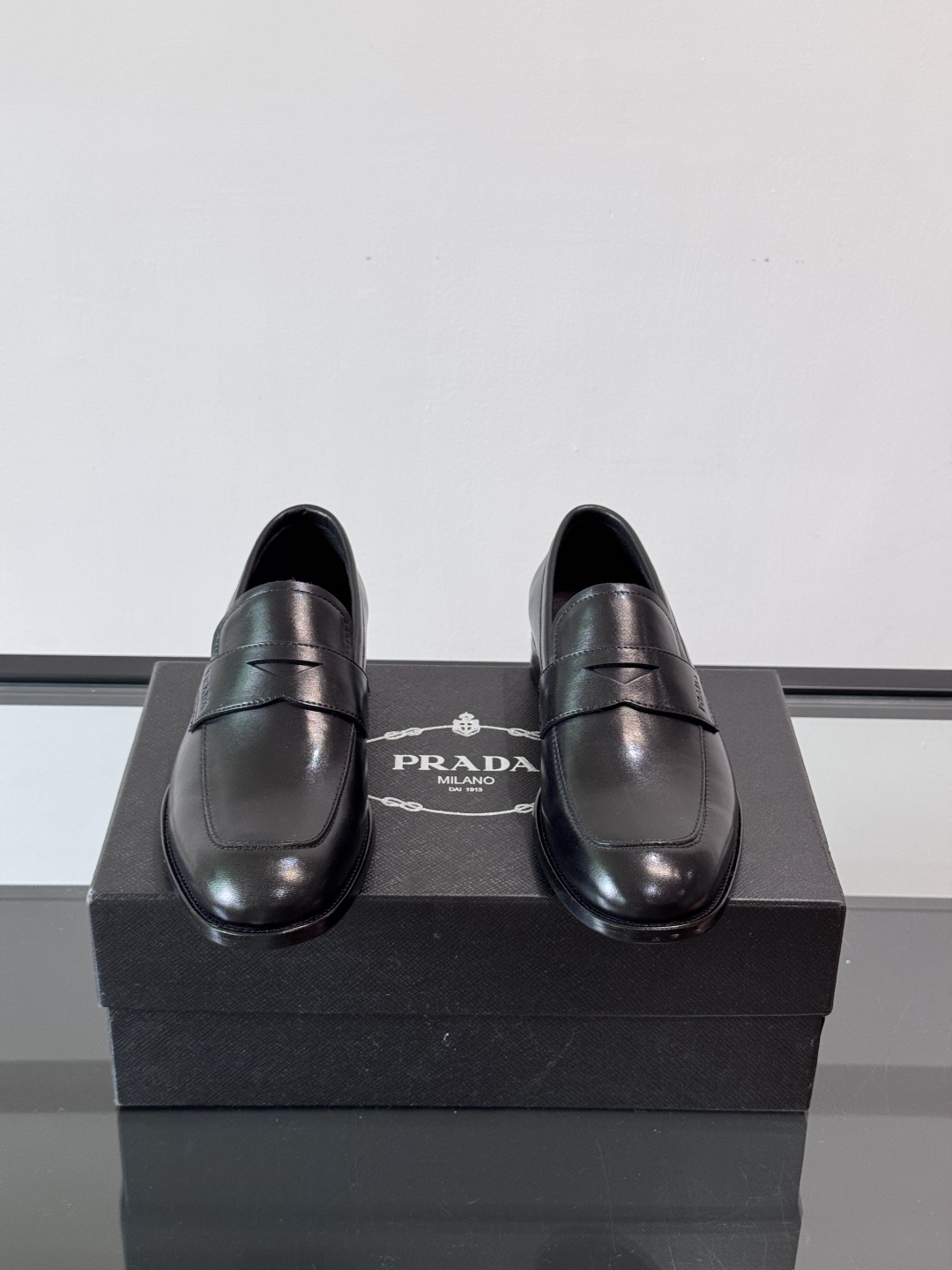 Prada/普拉达新款亮面皮革皮鞋👞采用意大利进口开边珠鞋面，大块拼接设计，耐穿不变形，重工打造，精致马