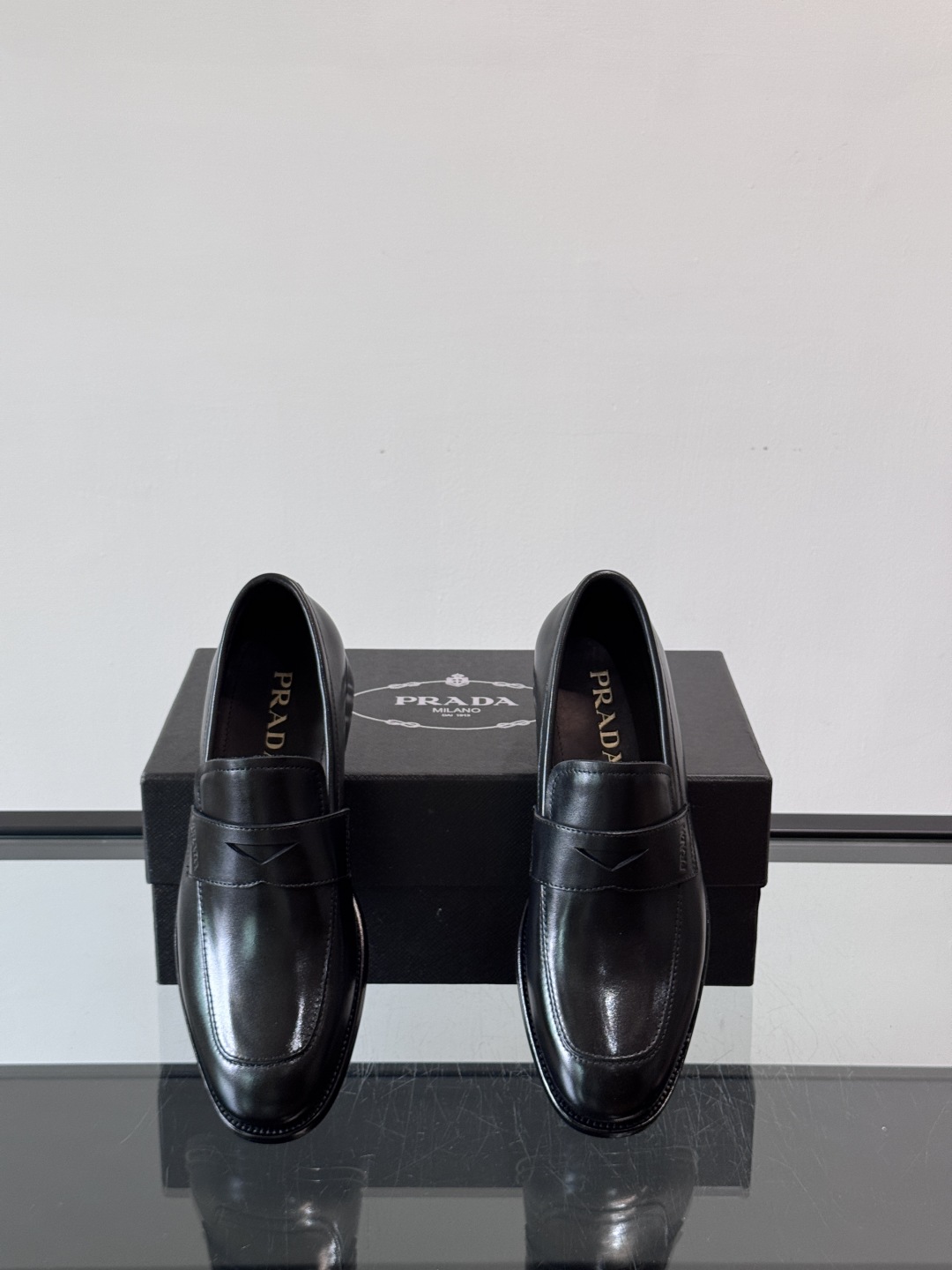 Prada/普拉达新款亮面皮革皮鞋👞采用意大利进口开边珠鞋面，大块拼接设计，耐穿不变形，重工打造，精致马