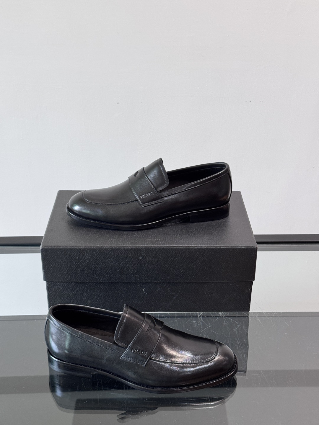 Prada/普拉达新款亮面皮革皮鞋👞采用意大利进口开边珠鞋面，大块拼接设计，耐穿不变形，重工打造，精致马