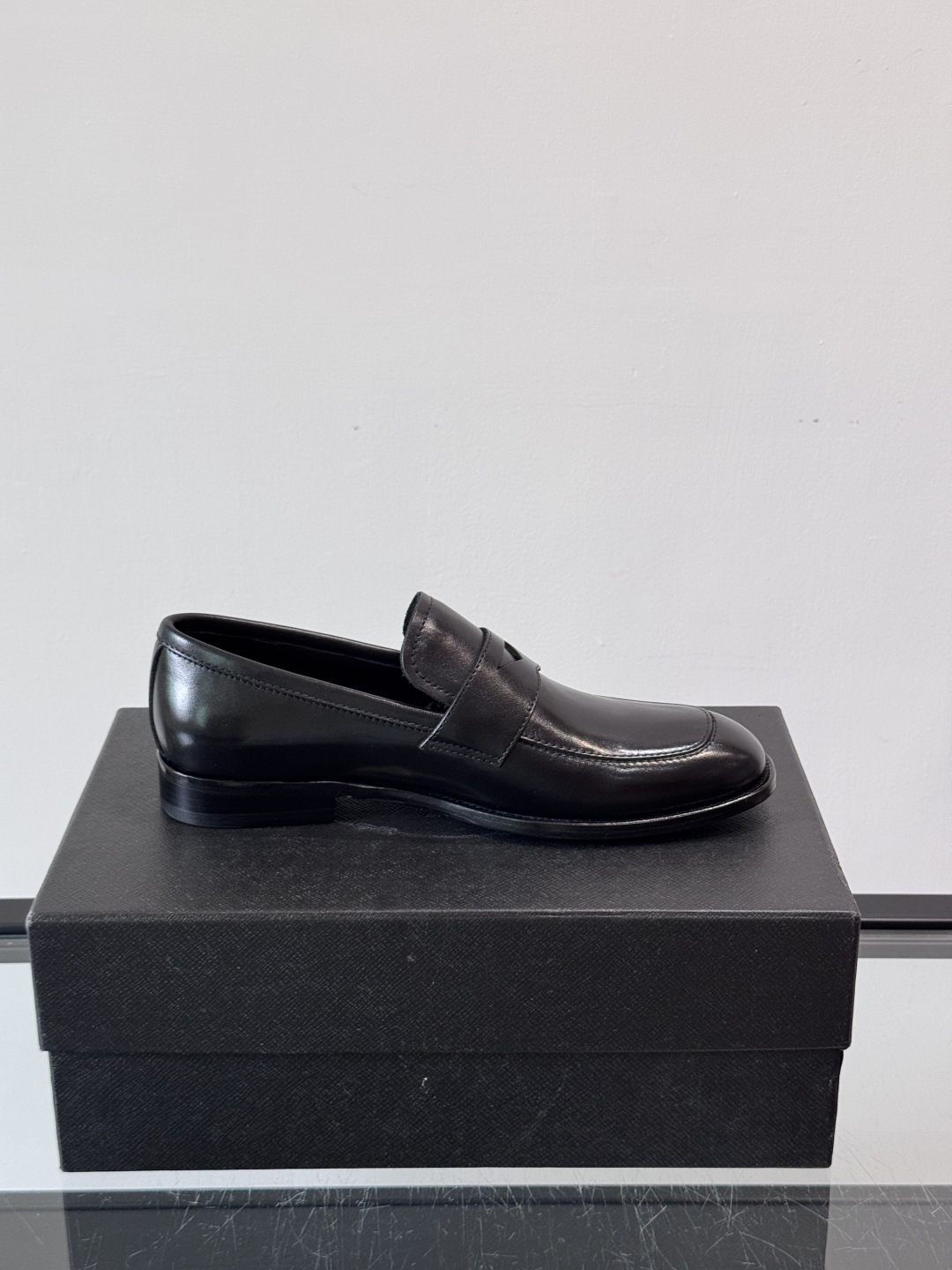 Prada/普拉达新款亮面皮革皮鞋👞采用意大利进口开边珠鞋面，大块拼接设计，耐穿不变形，重工打造，精致马