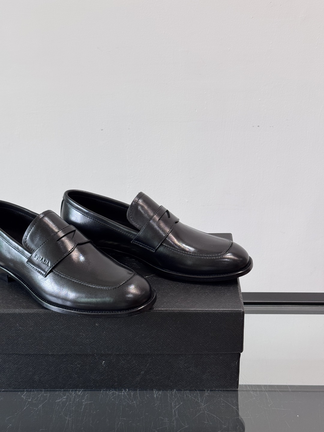 Prada/普拉达新款亮面皮革皮鞋👞采用意大利进口开边珠鞋面，大块拼接设计，耐穿不变形，重工打造，精致马