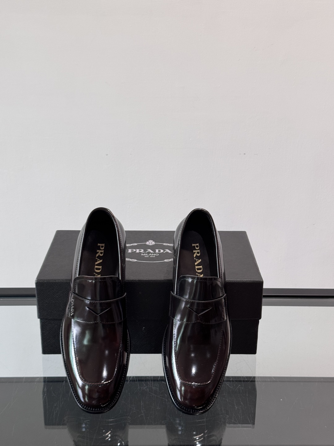 Prada/普拉达新款亮面皮革皮鞋👞采用意大利进口开边珠鞋面，大块拼接设计，耐穿不变形，重工打造，精致马
