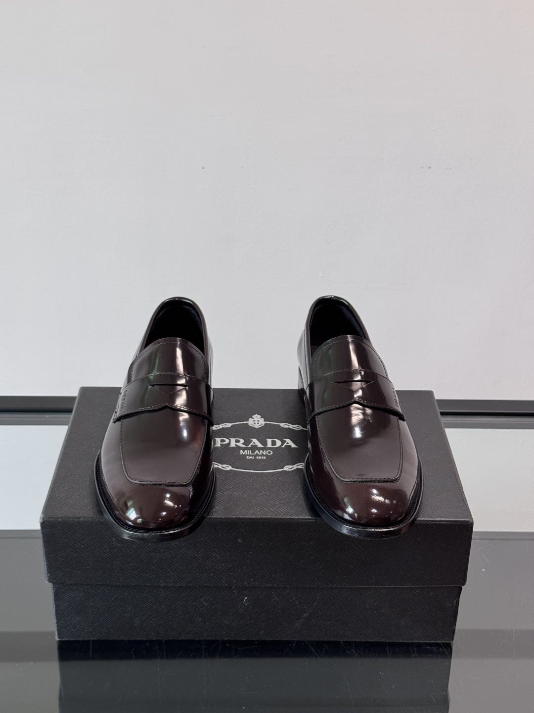 Prada/普拉达新款亮面皮革皮鞋👞采用意大利进口开边珠鞋面，大块拼接设计，耐穿不变形，重工打造，精致马