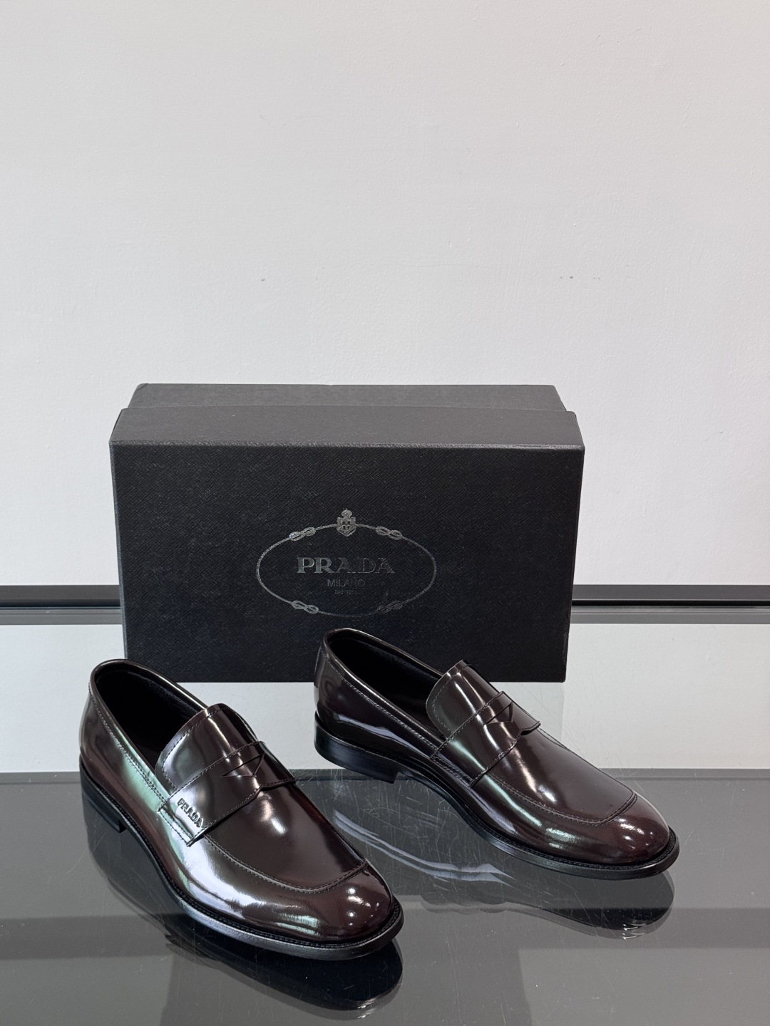 Prada/普拉达新款亮面皮革皮鞋👞采用意大利进口开边珠鞋面，大块拼接设计，耐穿不变形，重工打造，精致马