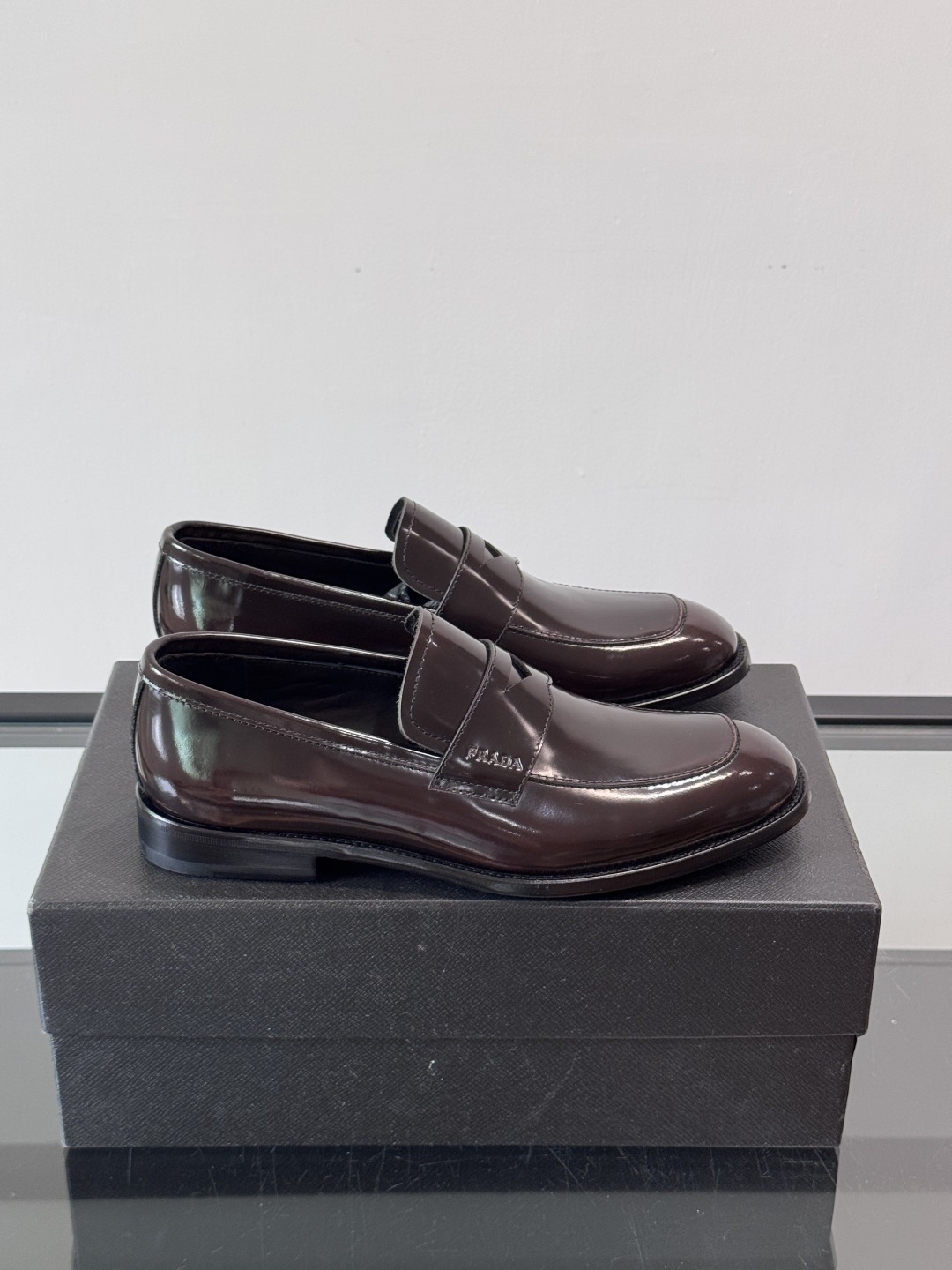 Prada/普拉达新款亮面皮革皮鞋👞采用意大利进口开边珠鞋面，大块拼接设计，耐穿不变形，重工打造，精致马