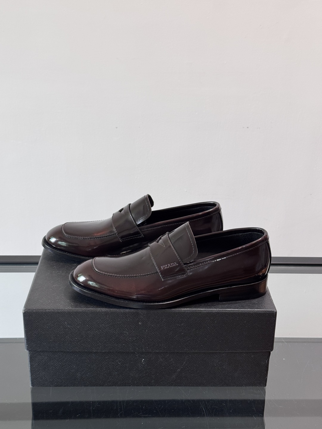 Prada/普拉达新款亮面皮革皮鞋👞采用意大利进口开边珠鞋面，大块拼接设计，耐穿不变形，重工打造，精致马