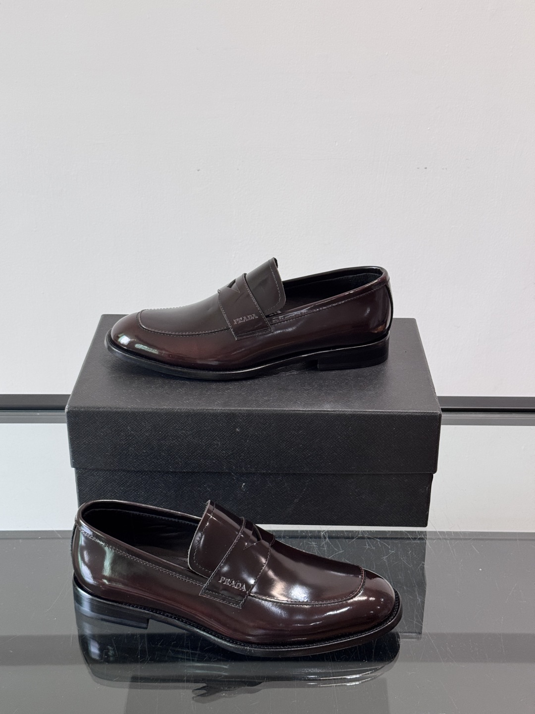 Prada/普拉达新款亮面皮革皮鞋👞采用意大利进口开边珠鞋面，大块拼接设计，耐穿不变形，重工打造，精致马