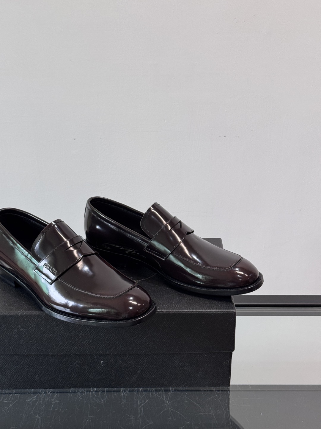 Prada/普拉达新款亮面皮革皮鞋👞采用意大利进口开边珠鞋面，大块拼接设计，耐穿不变形，重工打造，精致马
