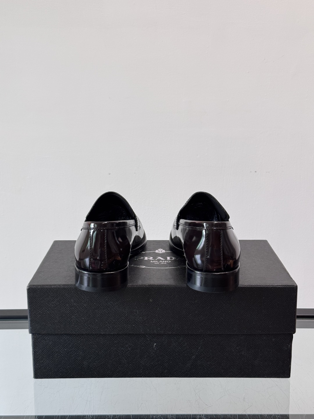 Prada/普拉达新款亮面皮革皮鞋👞采用意大利进口开边珠鞋面，大块拼接设计，耐穿不变形，重工打造，精致马