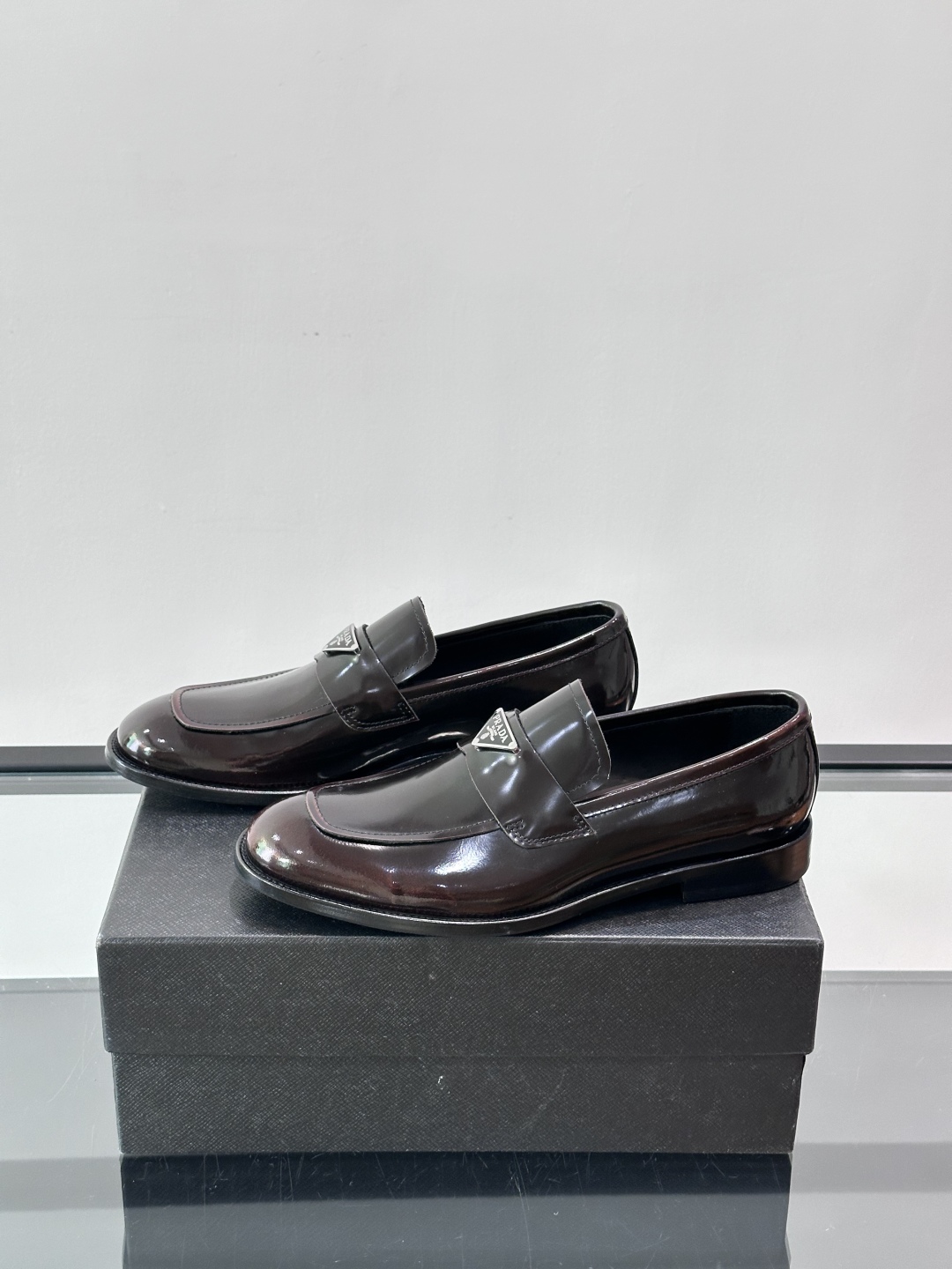 Prada/普拉达新款亮面皮革皮鞋👞采用意大利进口开边珠鞋面，大块拼接设计，耐穿不变形，重工打造，精致马