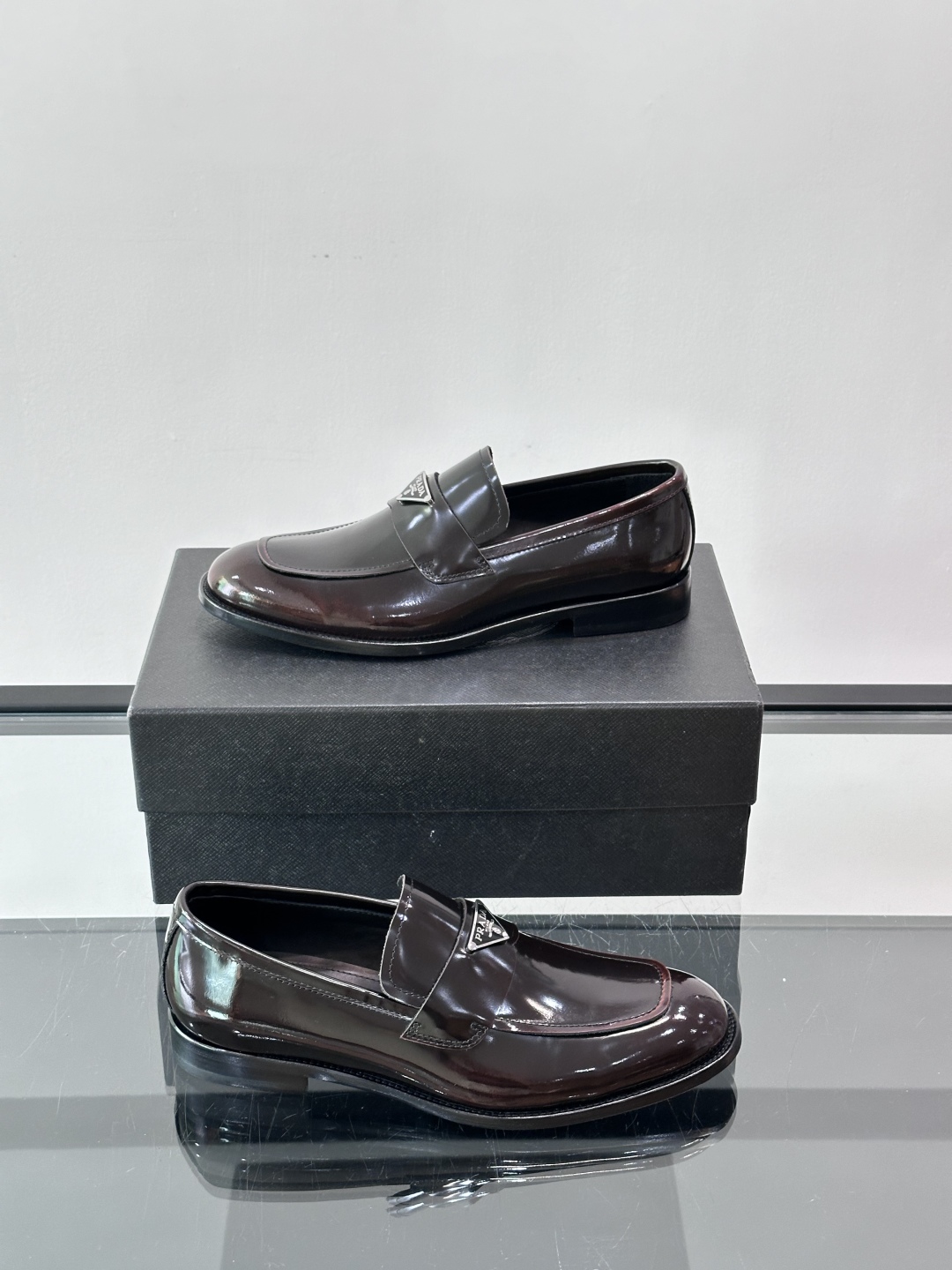 Prada/普拉达新款亮面皮革皮鞋👞采用意大利进口开边珠鞋面，大块拼接设计，耐穿不变形，重工打造，精致马