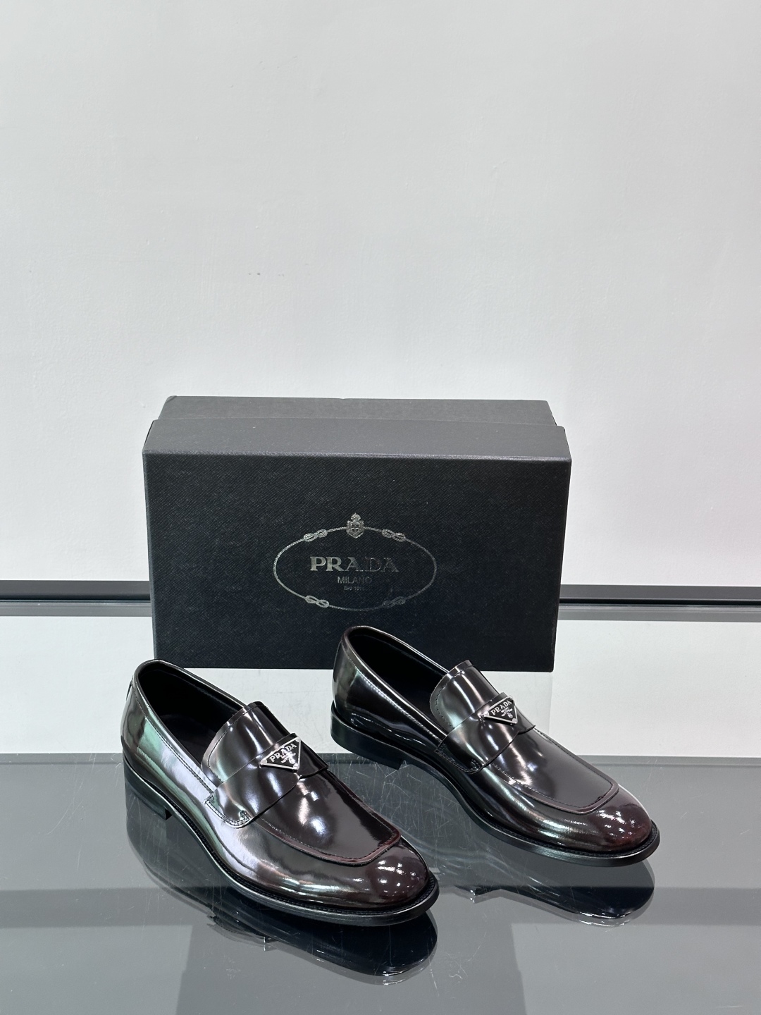 Prada/普拉达新款亮面皮革皮鞋👞采用意大利进口开边珠鞋面，大块拼接设计，耐穿不变形，重工打造，精致马
