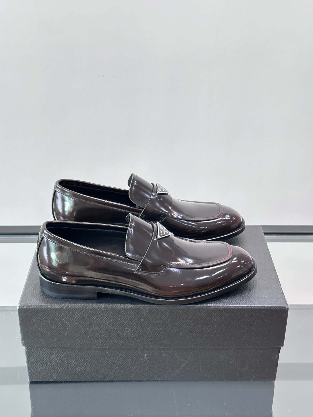 Prada/普拉达新款亮面皮革皮鞋👞采用意大利进口开边珠鞋面，大块拼接设计，耐穿不变形，重工打造，精致马